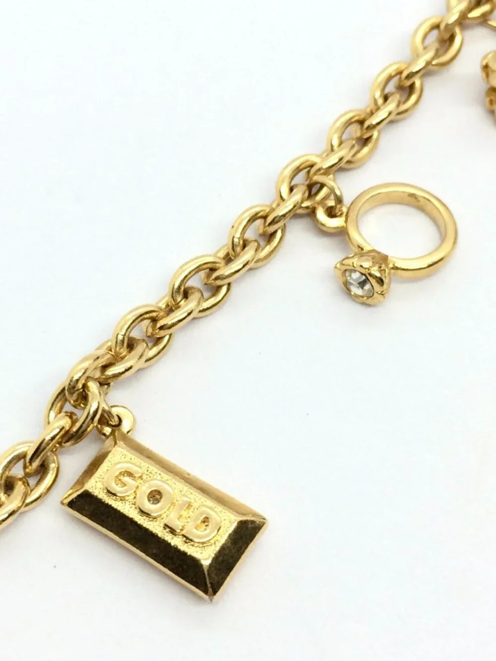 VINTAGE AVON BRACELET Rich & Famous Gold Tone 5 Charm Travel Theme 1980s - Picture 4 of 12